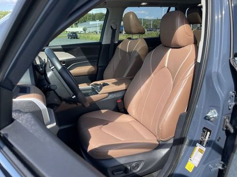 Certified 2025 Toyota Grand Highlander AWD image 14