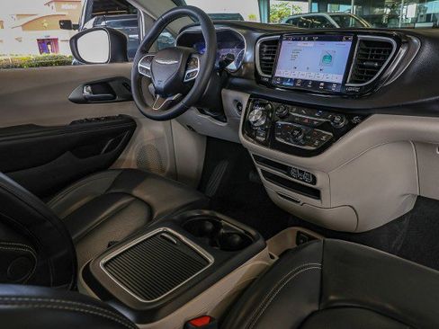 Used 2023 Chrysler Pacifica Touring-L FWD image 35