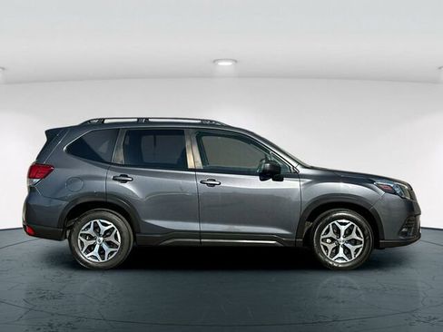 Used 2022 Subaru Forester Premium image 7