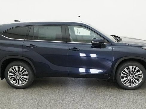 New 2026 Toyota Highlander Platinum image 11