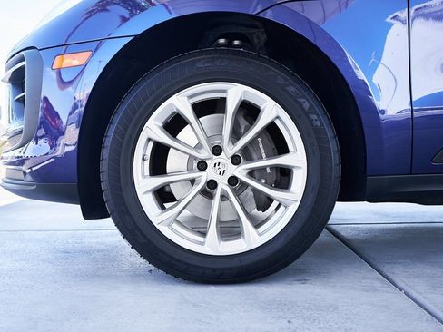 Used 2024 Porsche Macan image 3