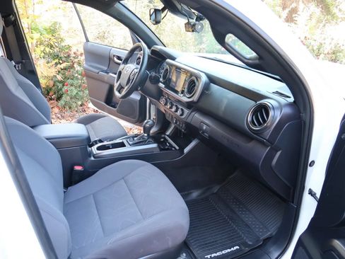Used 2018 Toyota Tacoma TRD Sport w/ Technology Package AWD/4WD image 22