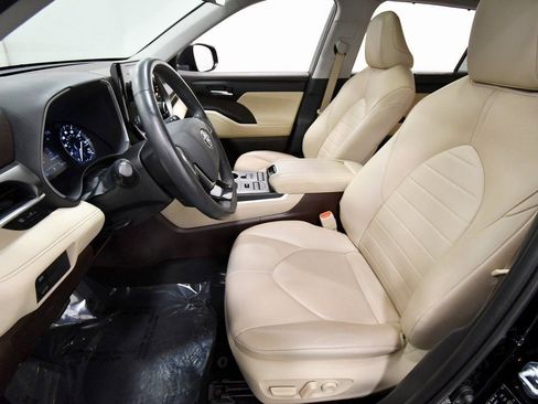 Used 2020 Toyota Highlander XLE image 14