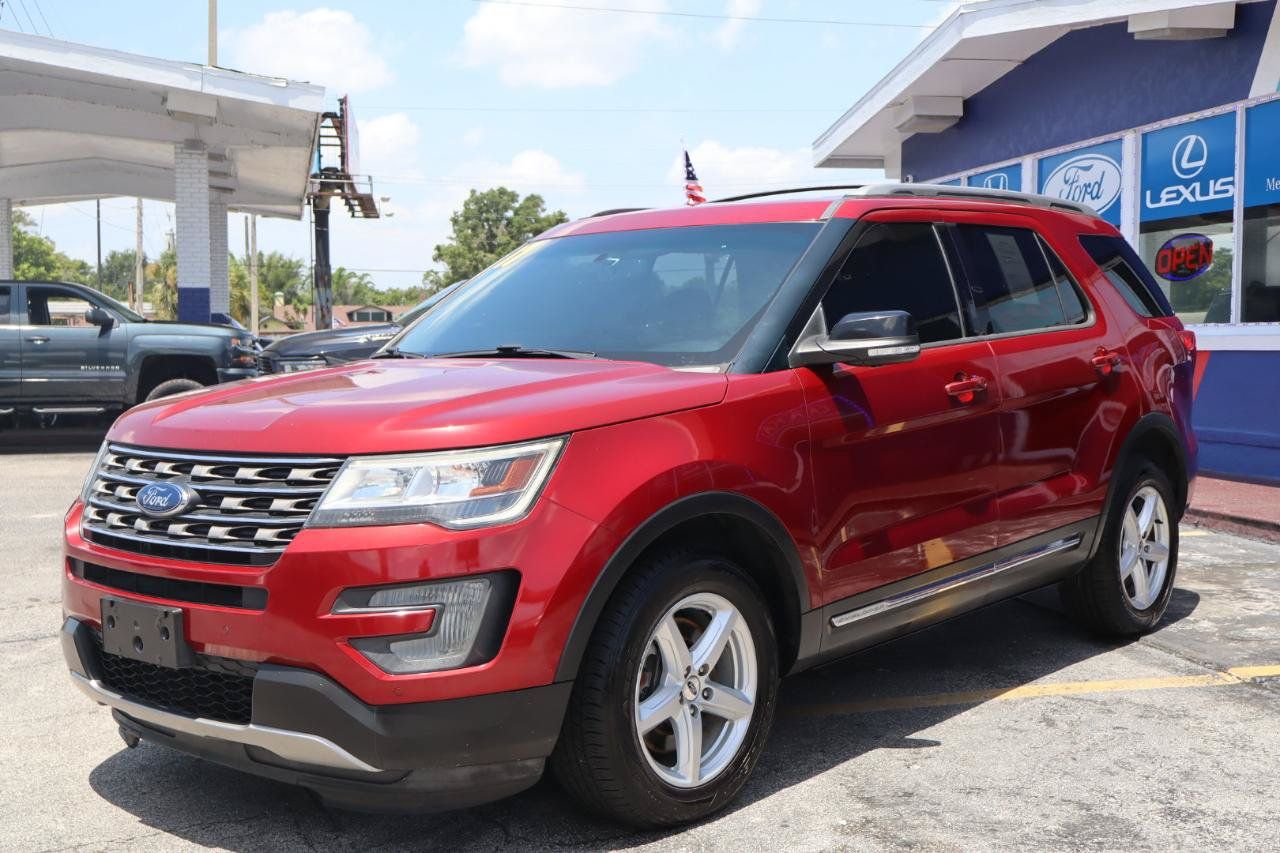 Used 2017 Ford Explorer XLT w/ Equipment Group 202A AWD/4WD image 7