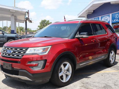 Used 2017 Ford Explorer XLT w/ Equipment Group 202A AWD/4WD image 7