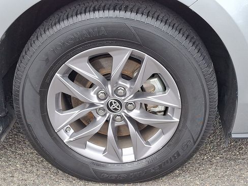 Used 2024 Toyota Sienna LE image 9