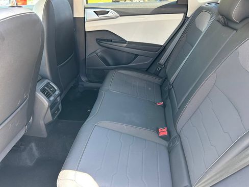 Used 2025 Volkswagen Taos SE FWD image 14