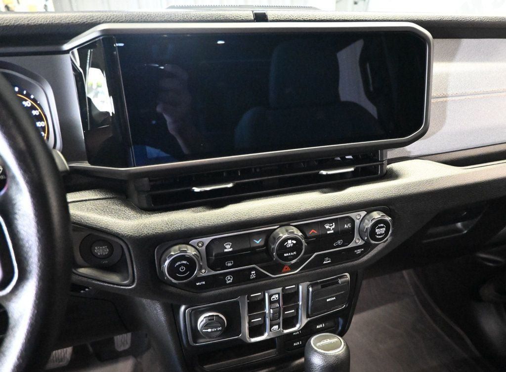 Used 2024 Jeep Gladiator Sport AWD/4WD image 15