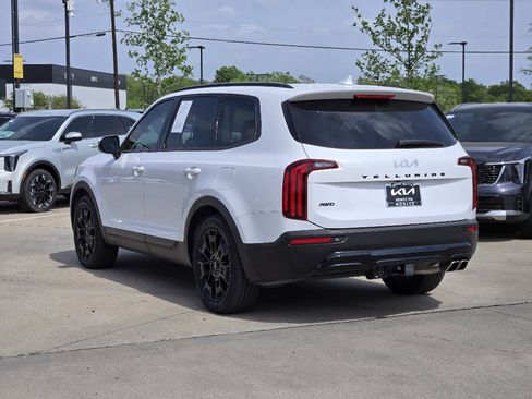 Used 2022 Kia Telluride SX w/ SX Prestige Package image 3