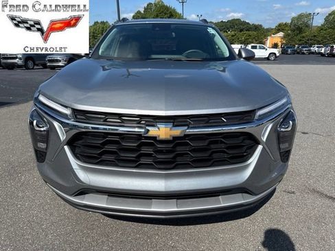 Used 2024 Chevrolet Trax LT FWD image 4