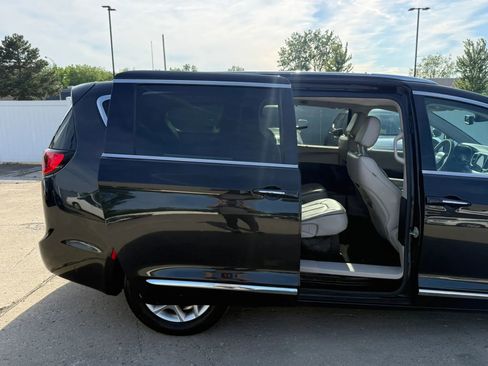 Used 2020 Chrysler Pacifica Limited FWD image 21