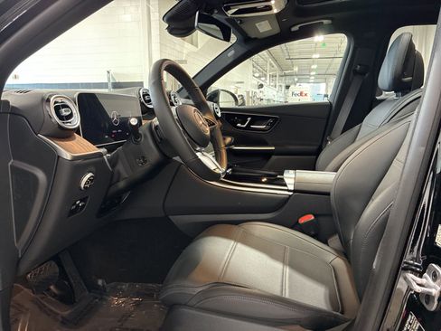 Used 2025 Mercedes-Benz GLC 300 4MATIC image 9
