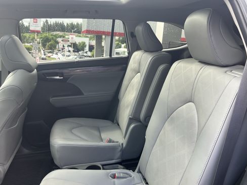 Certified 2024 Toyota Highlander Platinum AWD/4WD image 14