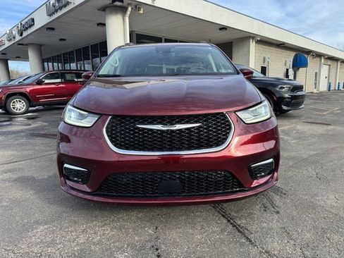 Used 2022 Chrysler Pacifica Touring-L w/ Uconnect Theater Family Group image 9