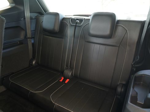 Certified 2023 Volkswagen Tiguan SE R-Line FWD image 32