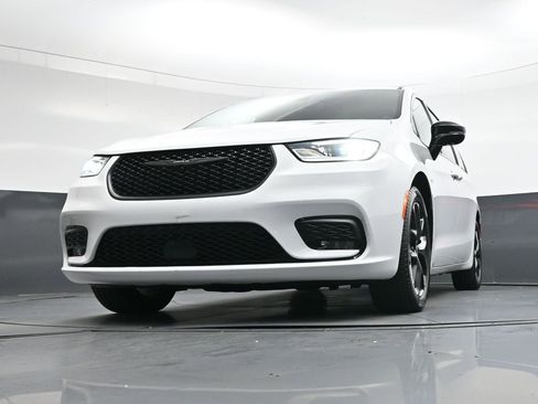 Used 2025 Chrysler Pacifica Limited FWD image 49