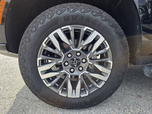 Used 2025 Chevrolet Suburban Z71 AWD/4WD image 29