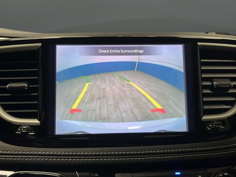 Used 2023 Chrysler Pacifica Touring-L FWD image 13