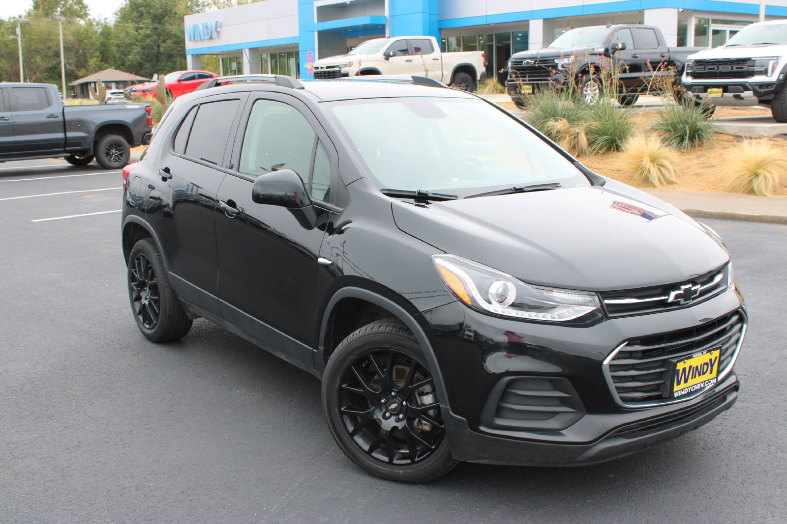 Used 2022 Chevrolet Trax LT w/ Midnight Edition AWD/4WD image 2