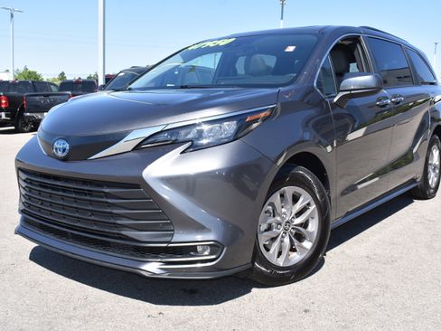 Used 2025 Toyota Sienna XLE FWD image 5
