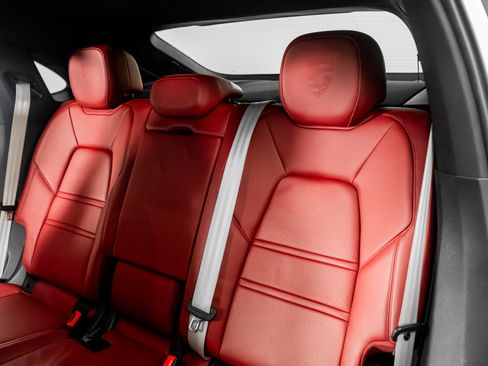 Used 2023 Porsche Cayenne Platinum Edition image 28