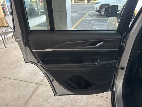 Used 2023 Jeep Grand Cherokee Limited image 18