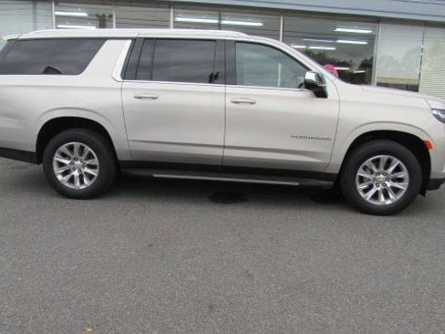 Used 2024 Chevrolet Suburban Premier image 2