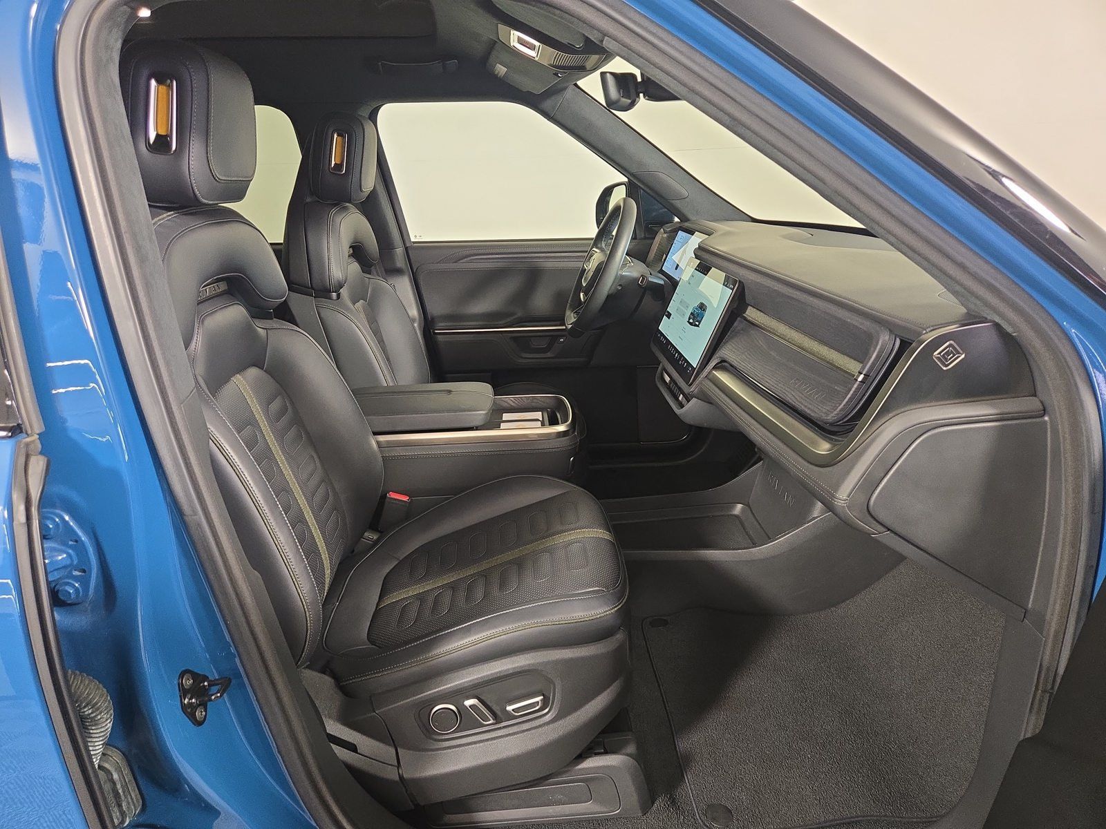 Used 2025 Rivian R1S Adventure Dual AWD/4WD image 24