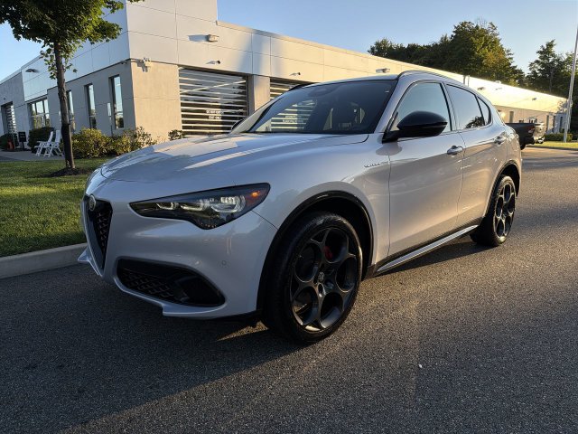 Used 2025 Alfa Romeo Stelvio Sprint AWD/4WD image 4