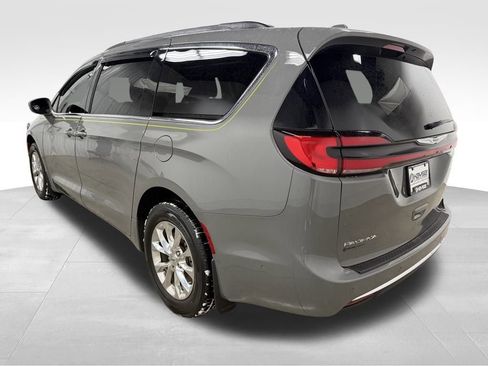 Used 2022 Chrysler Pacifica Touring-L w/ Uconnect Theater Family Group image 7
