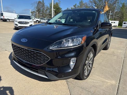 Certified 2022 Ford Escape Titanium w/ Class II Trailer Tow Package image 2