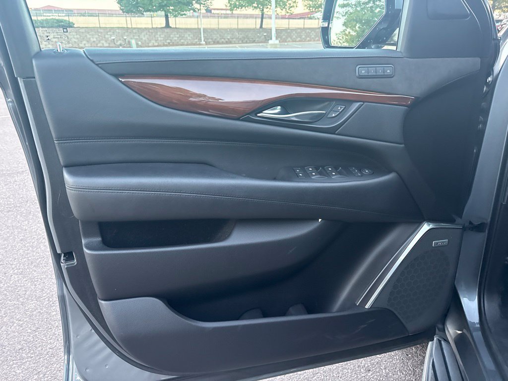 Used 2019 Cadillac Escalade Luxury AWD/4WD image 9