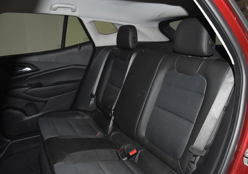 Used 2025 Chevrolet Trax LT w/ LT Convenience Package FWD image 29
