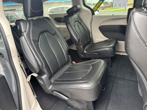 Used 2023 Chrysler Pacifica Touring-L FWD image 12