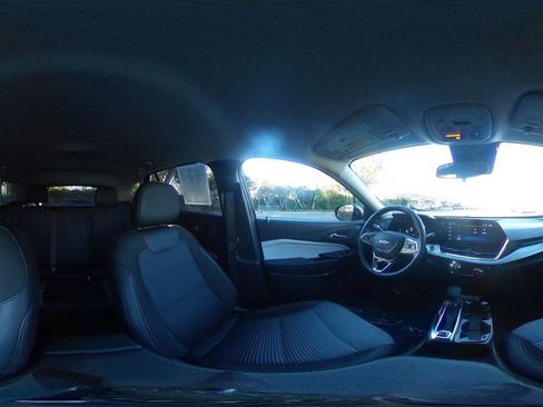 Used 2025 Chevrolet Trax LT w/ LT Convenience Package image 40