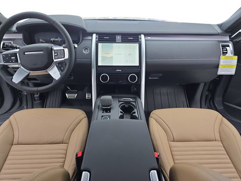 Used 2025 Land Rover Discovery Dynamic SE image 9