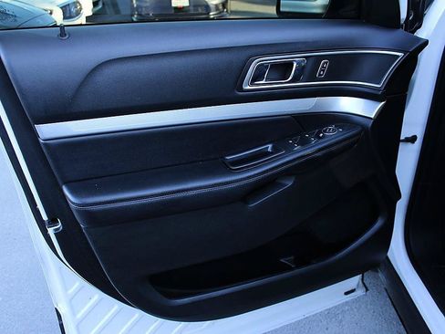 Used 2016 Ford Explorer XLT w/ Equipment Group 202A FWD image 9