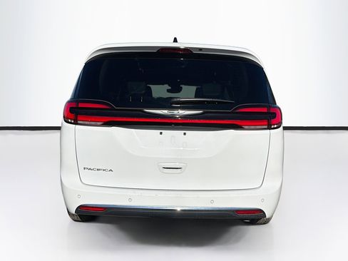 Used 2024 Chrysler Pacifica Touring-L image 4