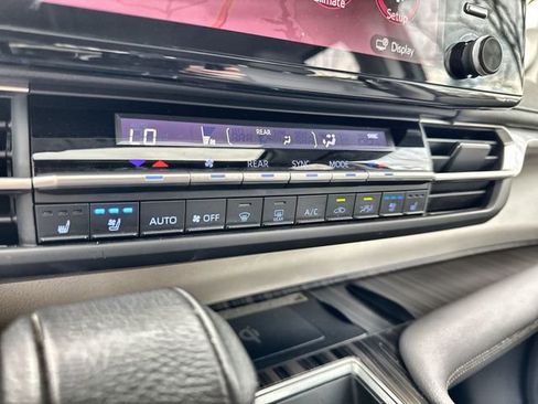 Used 2021 Toyota Sienna Limited image 26