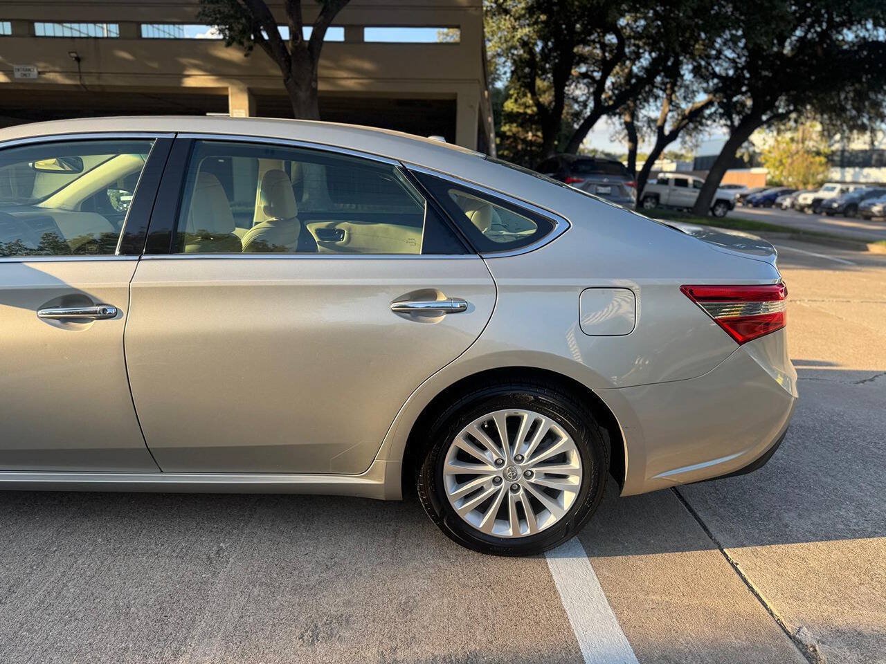 Used 2014 Toyota Avalon XLE Touring FWD image 5