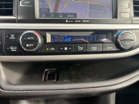 Used 2019 Toyota Highlander SE w/ Nightshade Edition image 23