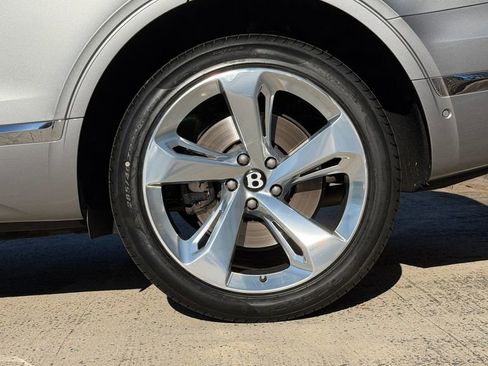 Used 2018 Bentley Bentayga image 6