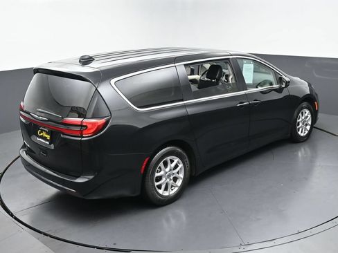 Used 2023 Chrysler Pacifica Touring-L FWD image 42