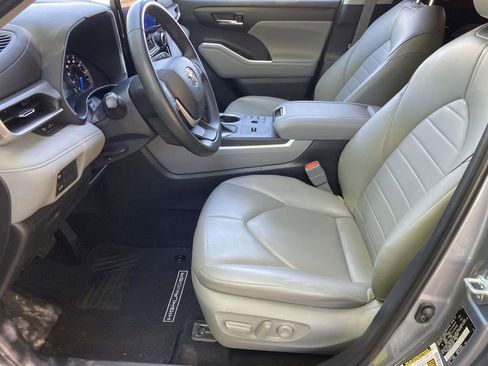 Used 2023 Toyota Highlander XLE image 12