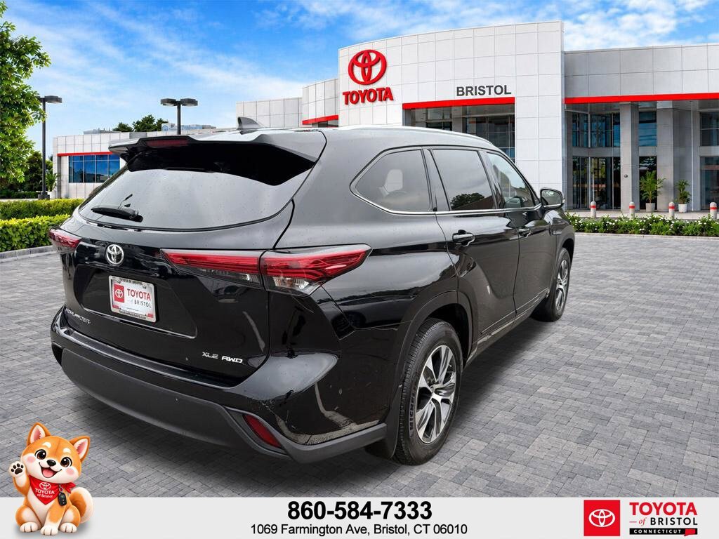 Used 2022 Toyota Highlander XLE AWD/4WD image 7