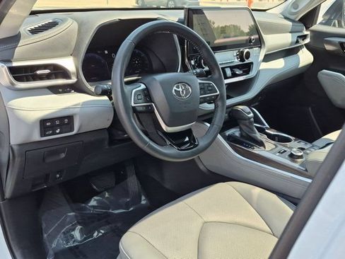 Certified 2025 Toyota Highlander Platinum AWD/4WD image 9
