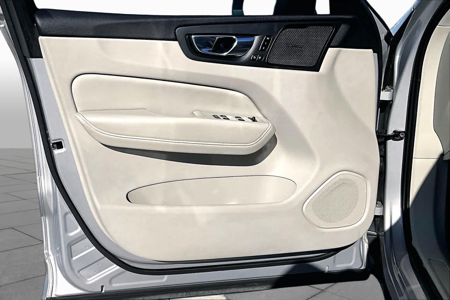 Used 2022 Volvo XC60 B5 Inscription w/ Advanced Package FWD image 19