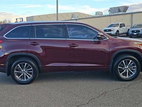 Used 2018 Toyota Highlander XLE w/ Carpet Mat Package (TMS) image 9