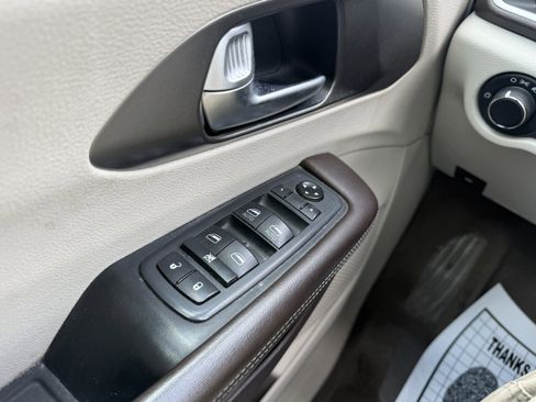 Used 2020 Chrysler Voyager L image 24