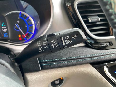 Used 2018 Chrysler Pacifica Limited FWD image 71